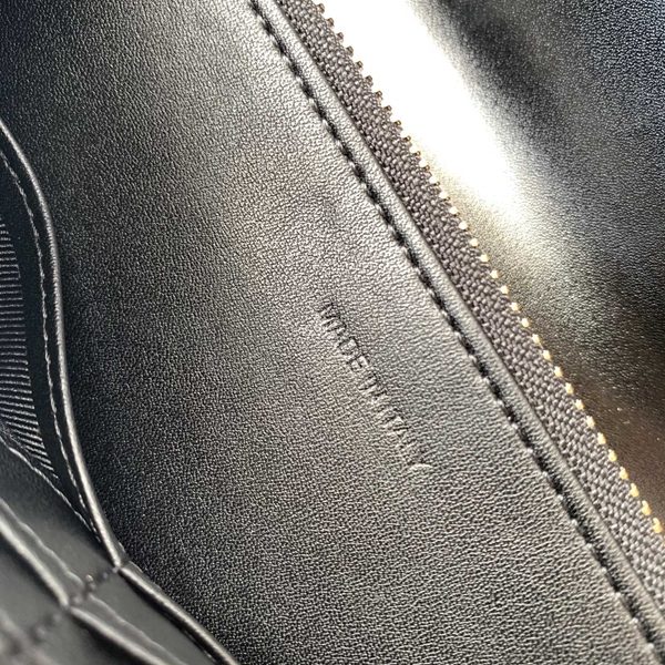 超激安ブランド財布偽物着用イメージ